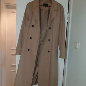 Fin trench coat från märket Stockholm. Använd vid 2 tillfällen, så är i nyskick. Strl 42, men jag är en 36-38a & har kört den oversized. Nypris 1600kr, säljer för 600kr. 🌼 
