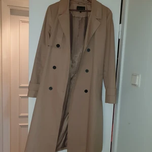Trench från Srockholm - Fin trench coat från märket Stockholm. Använd vid 2 tillfällen, så är i nyskick. Strl 42, men jag är en 36-38a & har kört den oversized. Nypris 1600kr, säljer för 600kr. 🌼 
