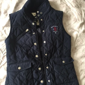 Väst från bondelid  - En marinblå väst från Bondelid! Kontakta mig för fler bilder💞