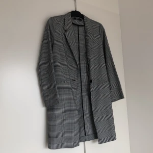 Rutig snygg kappa - Jättesnygg tunn kappa, perfekt till våren!! Knappt använd! Köpare står för frakt 