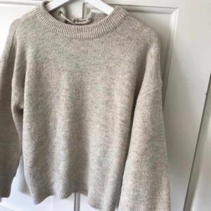 Stickad tröja  - Super mysig stickad beige tröja med snörning på baksidan Passar: S-M 99kr inkl frakten (Obs tråden har lossnat på ett ställe på tröjans baksida) 