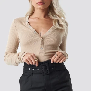 Beige tröja med knappar  - En tröja som endast är använd en gång från na-kd. Storlek m och är väldigt stretchig