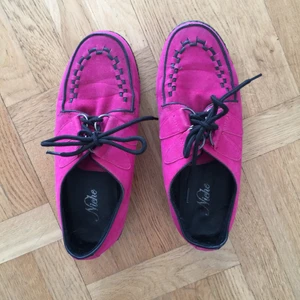 Creepers  - Snygga creepers/platåskor. Lätta och bekväma med lagom hög platå. Knappt använda och i jättefint skick 
