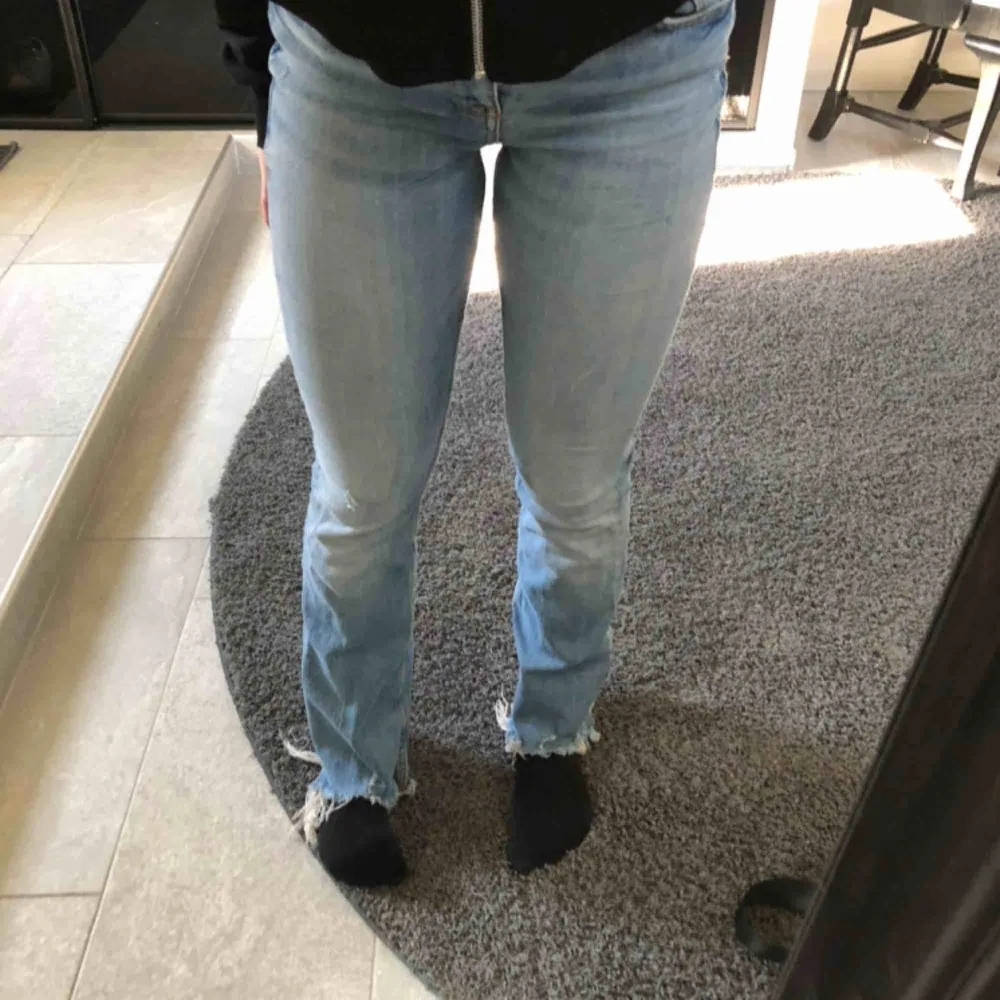 Säljer mina jättefina jeans från zara, pga att de är försmå för mig. Väldigt fin färg och bootcut. Som ni kan se på bilderna med slitningar längst ner. Jeans & Byxor.