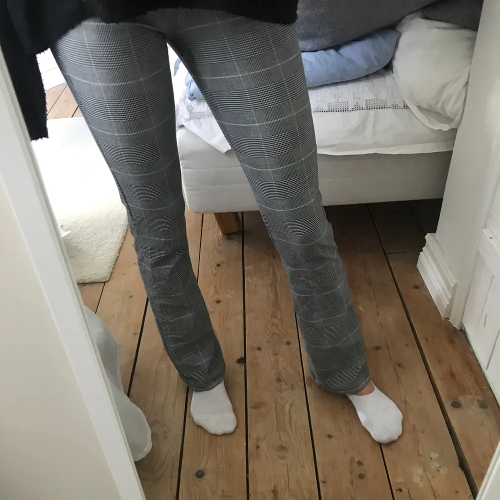 Supersnygga rutiga byxor med flare nedtill, från NA-KD i storleken 32. Älskar dem men är sparsamt använda <3. Jeans & Byxor.