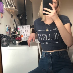 Hollister t-shirt mörkgrå - T-shirt ifrån Hollister, strl S. Mörkgrå.