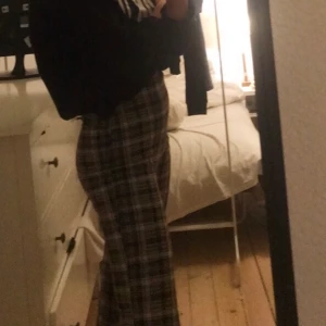 🧸 - Superfina byxor från monki i super skick! Finns resår i midjan så de sitter bra💞 köparen står för frakten🚙