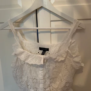 Vitt linne - Vitt linne med fina detaljer. Storlek 40. Den är ostruken där av att detaljerna sticker ut. I bra skick