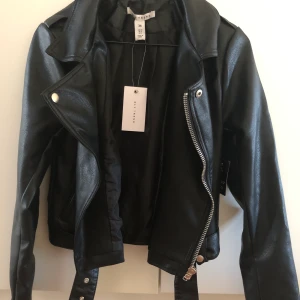 Skinnjacka  - En supersnygg skinnjacka. Aldrig använd. 