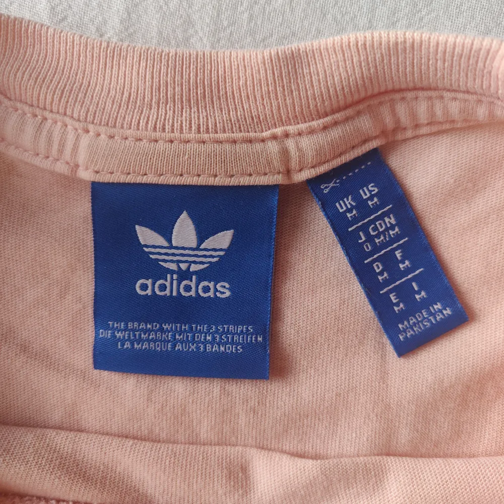 Adidas t-shirt i ljusrosa färg. Knappt använd. Litet hål i sidan längst ner (bild 3). Köpare står för frakt. ✨. T-shirts.