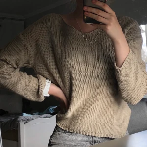 Stickad tröja  - Beige, stickad tröja, jätteskön och mysig nu till sommarkvällar✨❣️ frakt tillkommer 