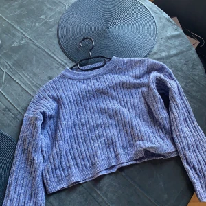 TOPSHOP STICKAD CROPTOP - Superfin blå och vitstickad croptop. Liiite liten i storleken så skulle säga att den drar mer åt strl 38.