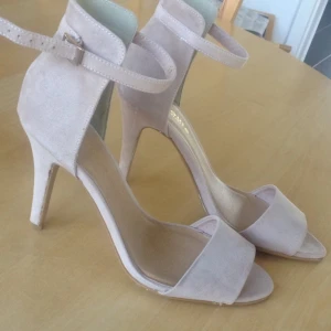  - Klackskor i mockaimitation från La Redoute. Nya. Varm beige färg, guldfärgat spänne. 

Köparen står för frakten. Avhämtning i Visby, Uppsala eller Sthlm. 

