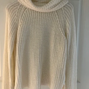Vit polotröja - Säljer denna vita stickade polotröja