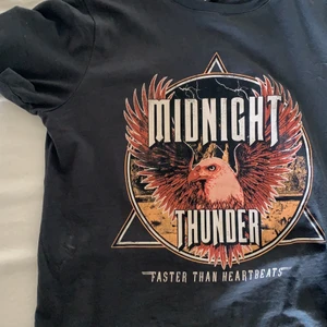 t-shirt - säljer denna skitcoola tröjan från gina tricot då den tyvärr inte används mer! den har använts ca 3 gånger och är i nyskick! 