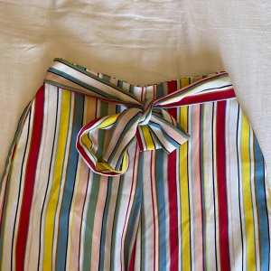 Skitsnygga sommarbyxor! - Skitsnygga kostym (ish) byxor från ZARA! Går att knyta i midjan och har fickor. Storlek XS och är en lite kortare modell, men inte shorts. De har inga fickor där bak. 80 kr + frakt!