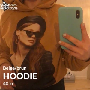 Hoodie  - Beige/brun hoodie med tryck på, i mycket bra skick! Storlek Small! Frakt tillkommer och betalning sker via swish💓 Skicka ett meddelande om du har några frågor, vill diskutera pris eller om du vill ha fler bilder🤩🤩 