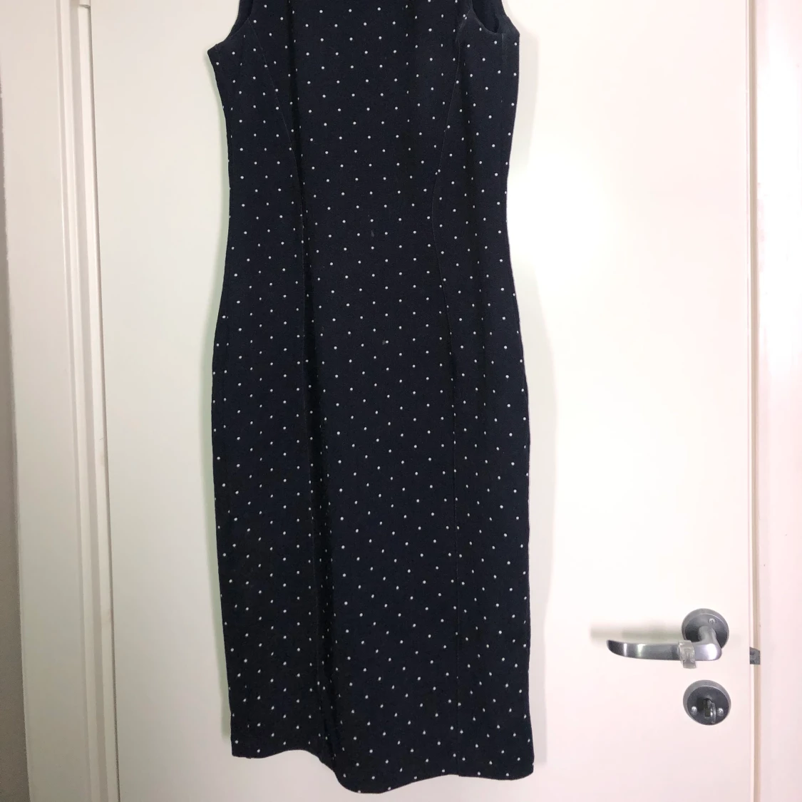 Prickig mörkblå klänning