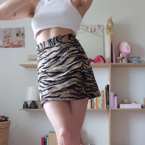 Tigerrandig kjol!  - Jättefin tigerrandig kjol i velour. Tyvärr lite för liten för mig.. (markerad storlek 40 men absolut XS). Kan mötas upp vid stigbergstorget/gbg eller 44kr frakt:)