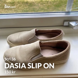 Dasia slipp-on - Väldigt bekväma och snygga beige/gråa Dasia Slip on i storlek 36. Väl använda men inga synliga fel. Säljs pga för stora för mig. Frakt tillkommer (köparen står för frakten)☺️