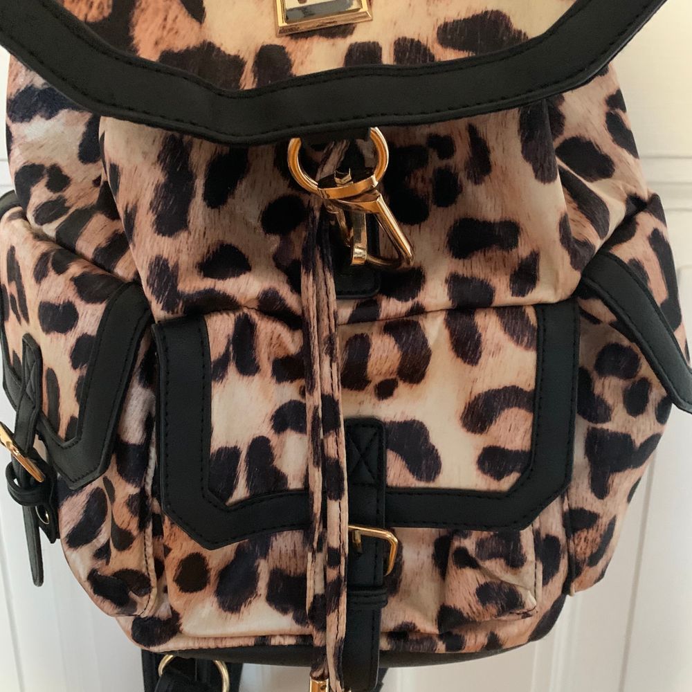 Säljer en superfin leopard ryggsäck från river island! Den är i superbra skick då den inte är använd så ofta, nypris 500kr (köparen står för frakt). Väskor.