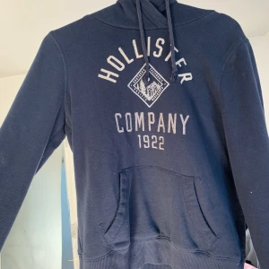Marinblå Hoodie - Skönaste hoodien ifrån Hollister, används tyvärr aldrig längre💓 Bra skick, storlek M men passar även mindre