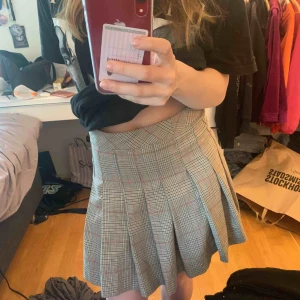  - skön kjol från hm som jag köpt för 250kr, bra skick 💓 