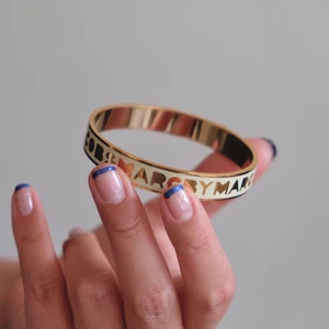 ✨ - Marc Jacobs armband i bra skick! Använd fåtal gånger. Nypris 800:-. Köparen står för frakt. Säljer en hel del smycken på min sida nu, spana in!! Kan samfrakta 😍