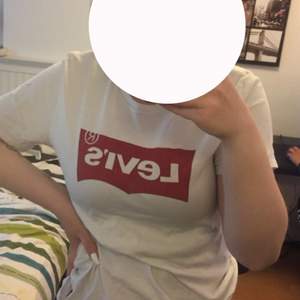 Levis T-shirt ganska använd i storlek M