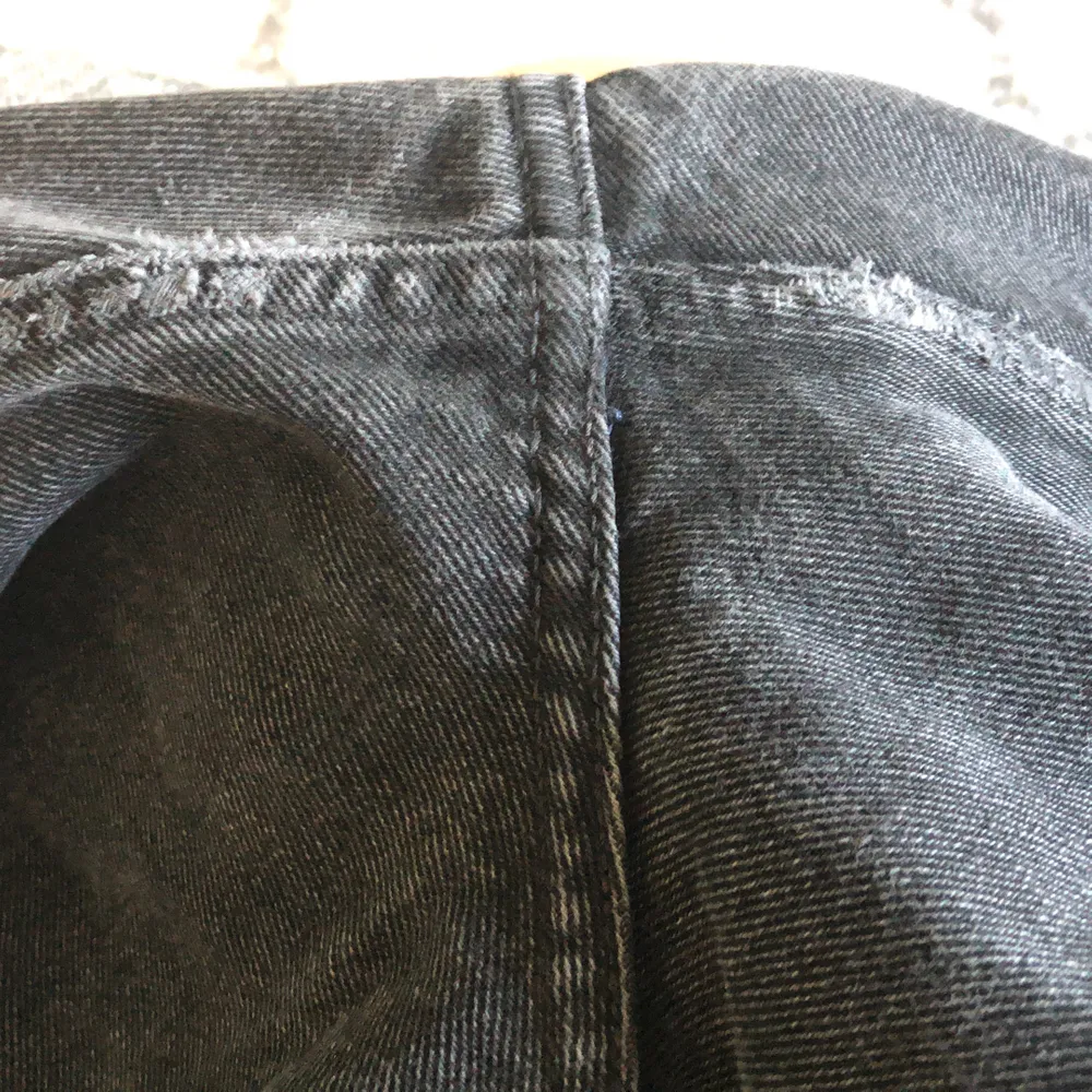 Ett år supersnygga gråsvarta momjeans från monki! Ganska mycket använda men fortfarande i ett bra skick, endast lite slitage i innerbenet! Storlek 30 och passar bra på en M, jag själv är en L o det sitter lite tajt i midjan! 💕. Jeans & Byxor.