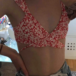  - Så sjukt söt blommig wrap top bikini från hm. För liten så aldrig använd bara provad. Jättefina volanger och snygg bakifrån oxå. Fraktar✨