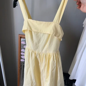 Klänning  - Bra skick bara använd 1 gång i ca 5 h, fin knytning där bak💕 80kr + frakt