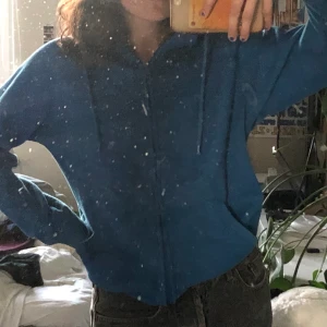 blå zip hood - en blå zip hoodie 