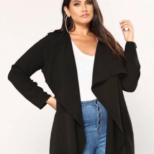 Helt ny kappa! - En sprillans ny kappa från Fashion Nova. Säljer pågrund av fel storlek, skulle säga att den passar L då jag är XL och den sitter lite tajt i armarna. Skriv gärna om du har frågor! Lika snygg till vardags som till fest!