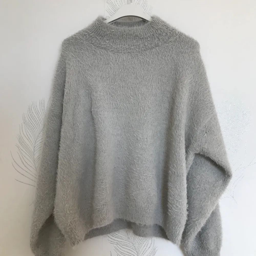 En fin grå tröja från h&m i strlk M! ✨ Frakt inräknat i priset. Betalas med Swish.. Tröjor & Koftor.