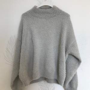 En fin grå tröja från h&m i strlk M! ✨ Frakt inräknat i priset. Betalas med Swish.