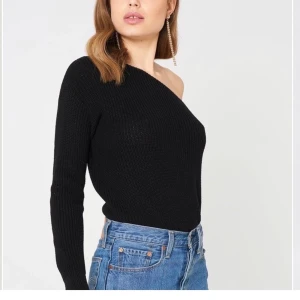 Nakd stickad  - Knappt använd nakd stickad i strl S. Jättesnygg, men används inte. Slutsåld på hemsidan! 