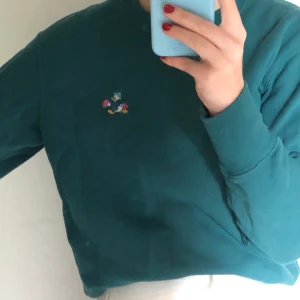 Grön Disney tröja - Grön Disney tröja köpt i Singapore, i nyskick då den inte kommer till användning😊