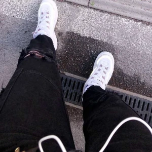 Håliga Cargo🤩 - Mina absoluta favorit byxor söker nytt hem! Jätte fina svarta Cargos med hål och slitningar på benen. Säljer dom eftersom jag växt och dom inte längre sitter så bra! Dom har muddar längst ner och fickor på sidorna. Köpare betalar frakt🥰