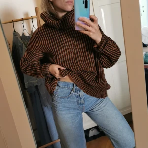 Brun/svart randig stickad tröja  - Fin! Lite noppig men märks ej tkr jag.  Ej frakt, möts upp vid Stureplan eller Slussen 😊🌸