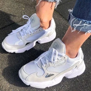 Adidas Falcon  - Säljer ett par riktigt snygga sneakers som tyvärr är för små! Första bilden är lånad men vid intresse kan jag skicka fler bilder privat! 200, frakt på ca 65kr tillkommer! 🥰 (pris kan självklart diskuteras!!) Nypris ca 900kr