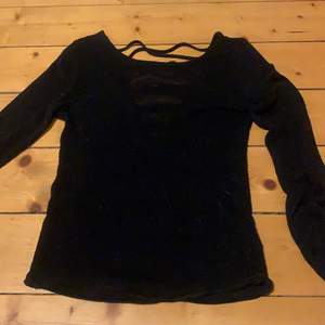 svart ”genomskinlig ” tröja ifrån H&M i strl xs med snörning i ryggen💕
