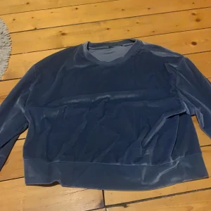 tröja från Zara, strl M - använd fåtal gånger. strl M då jag ville ha den oversized. världens skönaste material!!!