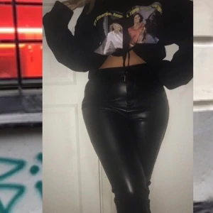 Zara - Ett par sköna byxor från zara, sitter perfekt! Buda:)