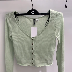 Tröja - Säljer min tröja ifrån hm som är drömmig. Köpte i för liten storlek och kunde inte byta den. Den är mörkare i vekligheten. Prislapp kvar och aldrig använd.