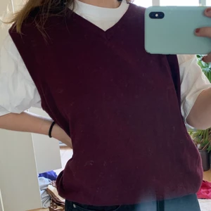 Vinröd väst strl XXL - Säljer min stickade väst i en vinröd färg i storlek XXL 💘🦋 150kr + spårbar frakt (63) eller 200 ink frakt vid snabb affär!