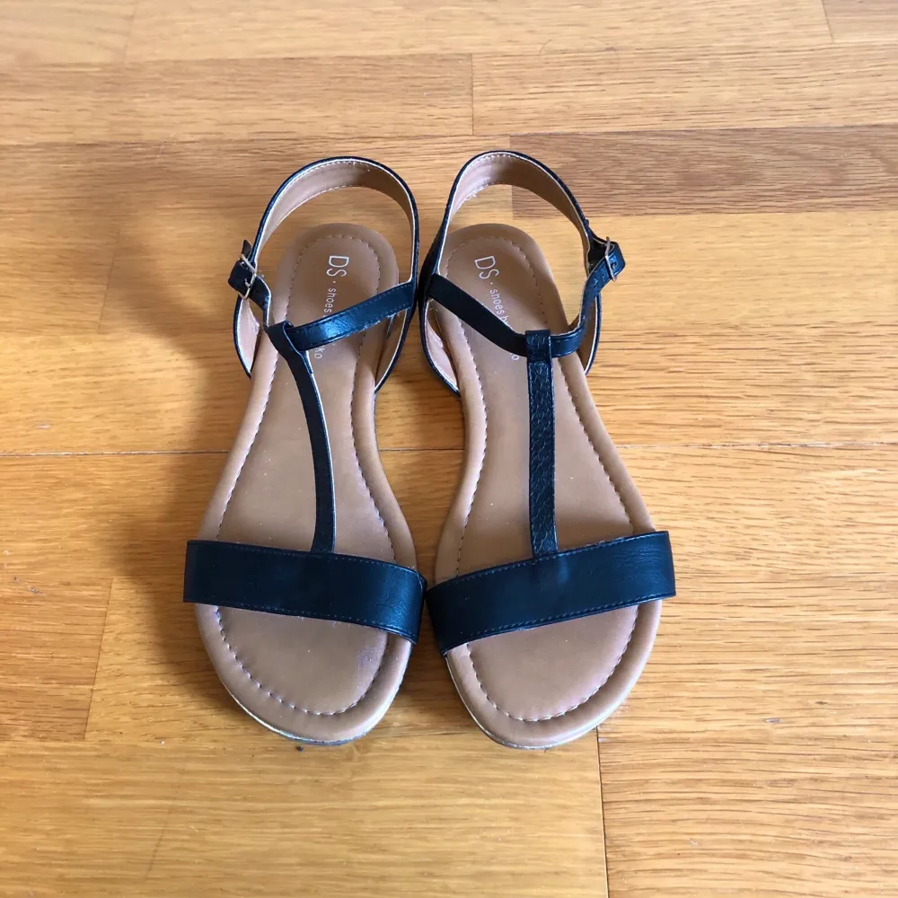 Fina svarta sandaler i st 39. Använda 1 gång och säljer eftersom de har blivit för små. Köpare står för frakt :). Skor.
