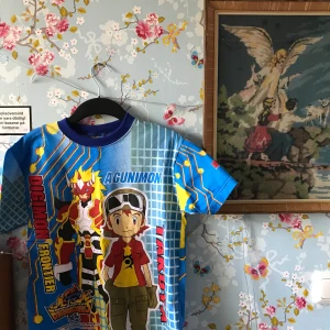 Blå anime/manga tröja  - Nästan som ny och köpt secondhand! Frakt kostar 42kr eller så mörka jag upp i Liljeholmen✨ 