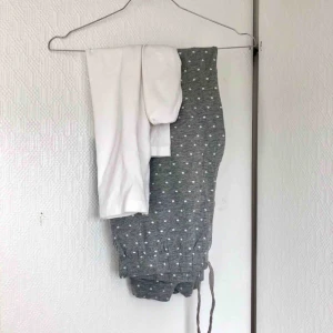  - Jättefint pyjamasset! Byxorna och toppen hör inte ihop egentligen men de passar bra tillsammans:) Toppen går ner lite i ryggen. Frakt tillkommer om de ska skickas!