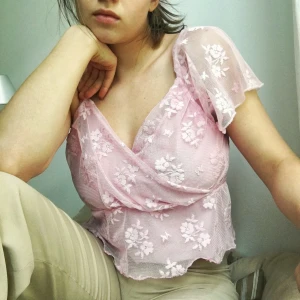 Drömmigt linne - Babyrosa tröja. Omsydd av mig, originalet på bild   2. Nu är den kortare och har sytt så att kanterna är volanginga:)Ärmarna är inte påsydda än, så du bestämmer om du vill köpa den som linne eller t shirt. Eller varför inte bara låta en sidan ha ärm? 